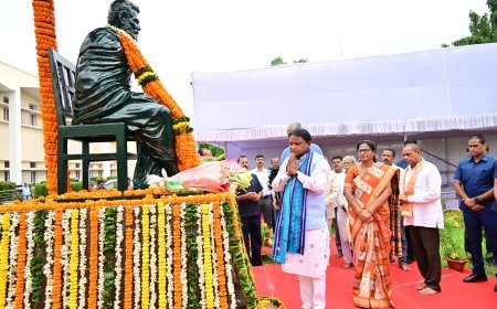 ଉତ୍କଳ ମଣି ଗୋପବନ୍ଧୁ ଦାସଙ୍କ 96 ତମ ଶ୍ରାଦ୍ଧ ଦିବସ ରେ ପ୍ରତିମୂର୍ତ୍ତି ରେ ପୁଷ୍ପଗୁଚ୍ଛ ଦେଲେ ମୁଖ୍ୟମନ୍ତ୍ରୀ