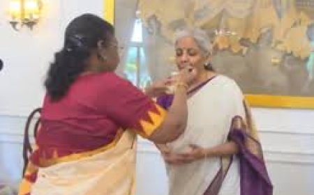 ବଜେଟ ପୂର୍ବରୁ ଅର୍ଥମନ୍ତ୍ରୀ ନିର୍ମଳା ସୀତା ରମଣଙ୍କୁ ଦହି ଚିନି ଖୁଆଇଲେ ରାଷ୍ଟ୍ରପତି