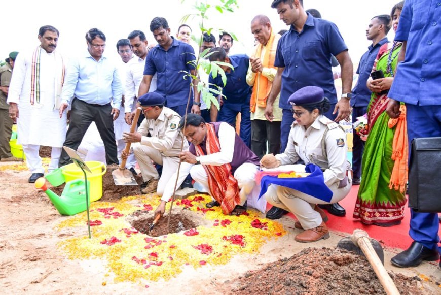 75 ତମ ବନ ଉତ୍ସବରେ ନିଜେ ଗଛ ଲଗାଇଲେ ମୁଖ୍ୟମନ୍ତ୍ରୀ