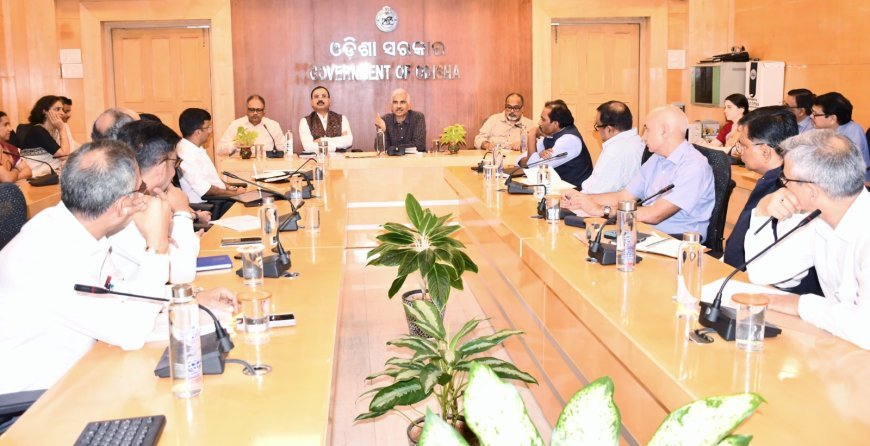 Chief Secretary leads high-level meeting on cyclone Dana readiness in Odisha