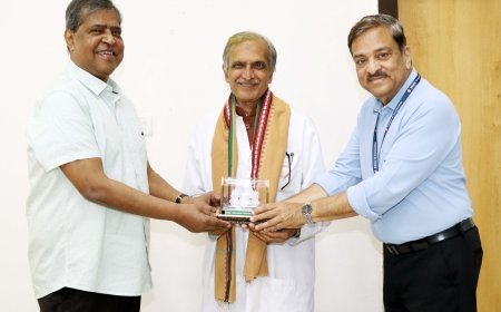 SOA Founder President honors Prof. Ashok Mahapatra after Padma Shri award