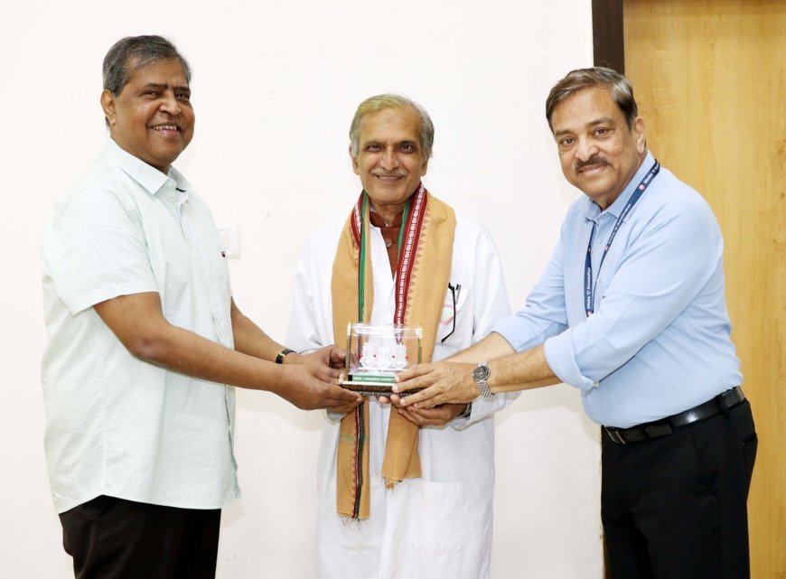 SOA Founder President honors Prof. Ashok Mahapatra after Padma Shri award