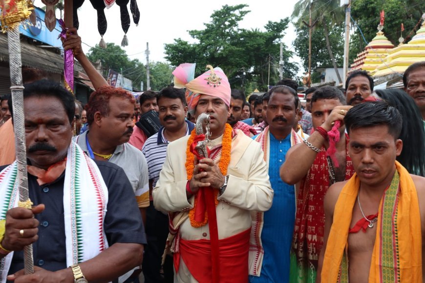 Khandapada Yuvraj performs Chera Pahara, upholds royal legacy at Rath Yatra
