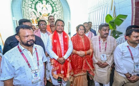 Odisha CM visits Bhubaneswar's Durga Puja pandals, announces ground rent waiver