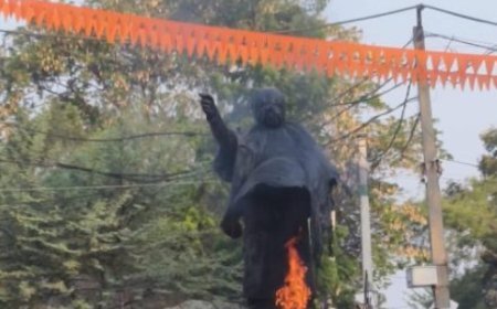 Biju Patnaik statue vandalized and set on fire in Patnagarh