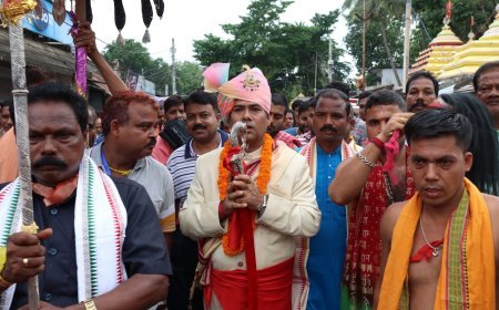 Khandapada Yuvraj performs Chera Pahara, upholds royal legacy at Rath Yatra